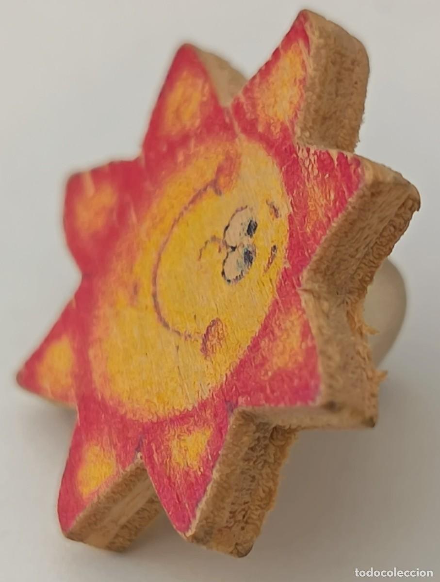 Pins de colecci&oacute;n: Pin. Madera. En forma de sol. - Foto 2