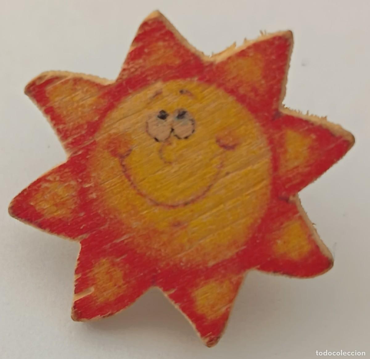 Pins de colecci&oacute;n: Pin. Madera. En forma de sol. - Foto 5