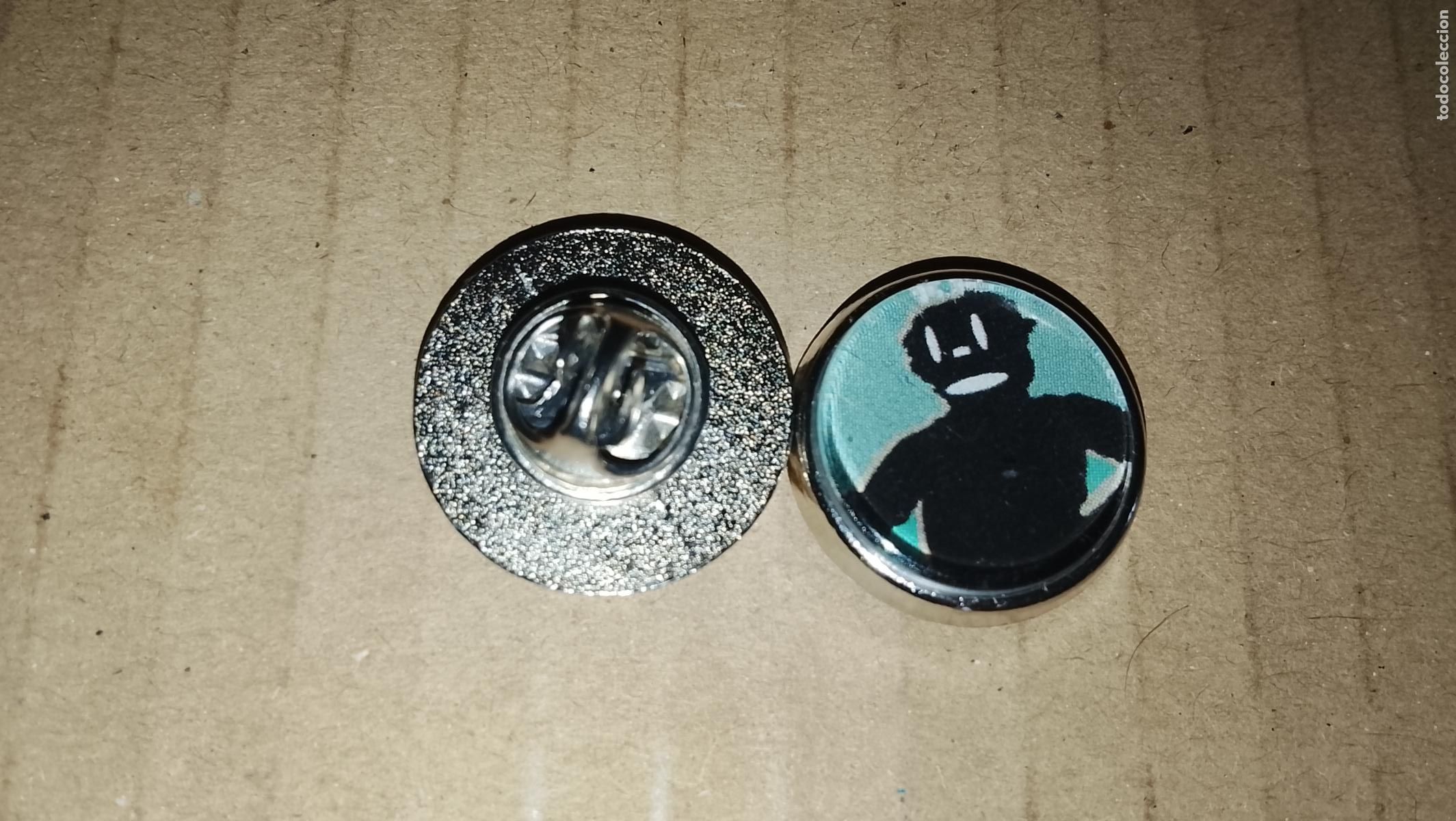 Pins de colecci&oacute;n: pin redondo metal - ( arte upcycling ) comic personaje de la familia tostada