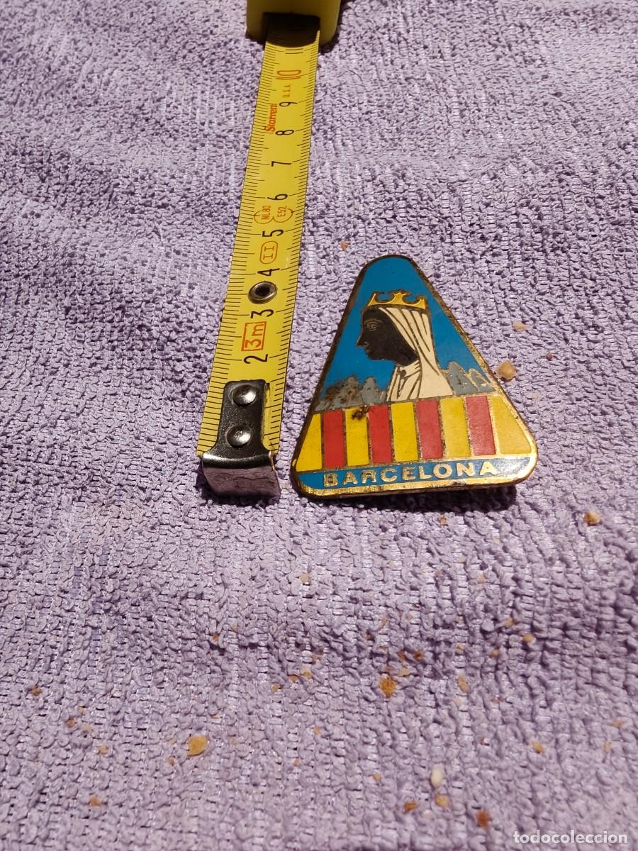 Pins de colecci&oacute;n: Pin grande de Montserrat con aguja, triangular. - Foto 1