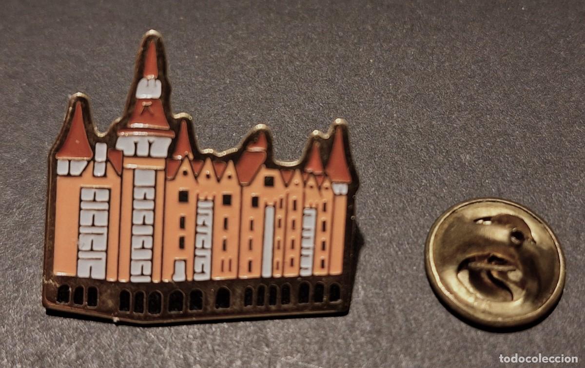 Pins de colecci&oacute;n: ANTIGUO PIN - CASA TERRADAS - EDIFICIOS DE BARCELONA - PERFECTO ESTADO - Foto 1