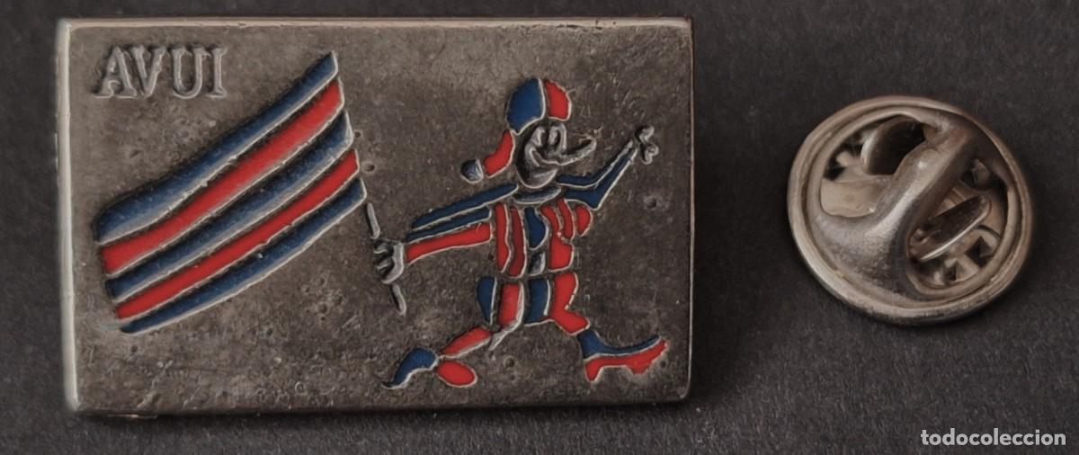 Pins de colecci&oacute;n: ANTIGUO PIN - DIARIO AVUI CON BANDERA - PINS BARCELONISTAS - PERFECTO ESTADO