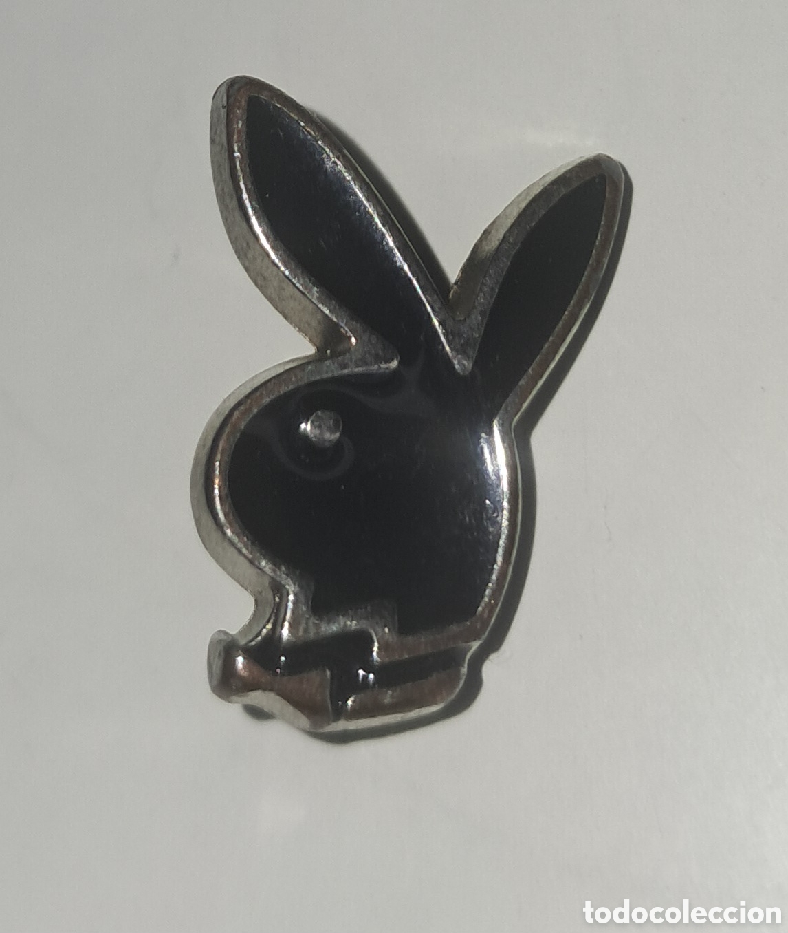 Pins de colecci&oacute;n: Insignia de colecci&oacute;n con el ic&oacute;nico logotipo del conejo de Playboy.