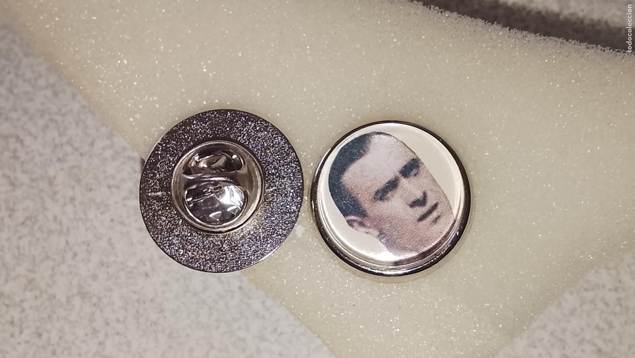 Pins de colecci&oacute;n: PIN REDONDO METAL - JUGADOR LUIS REGUEIRO FUTBOL REAL MADRID