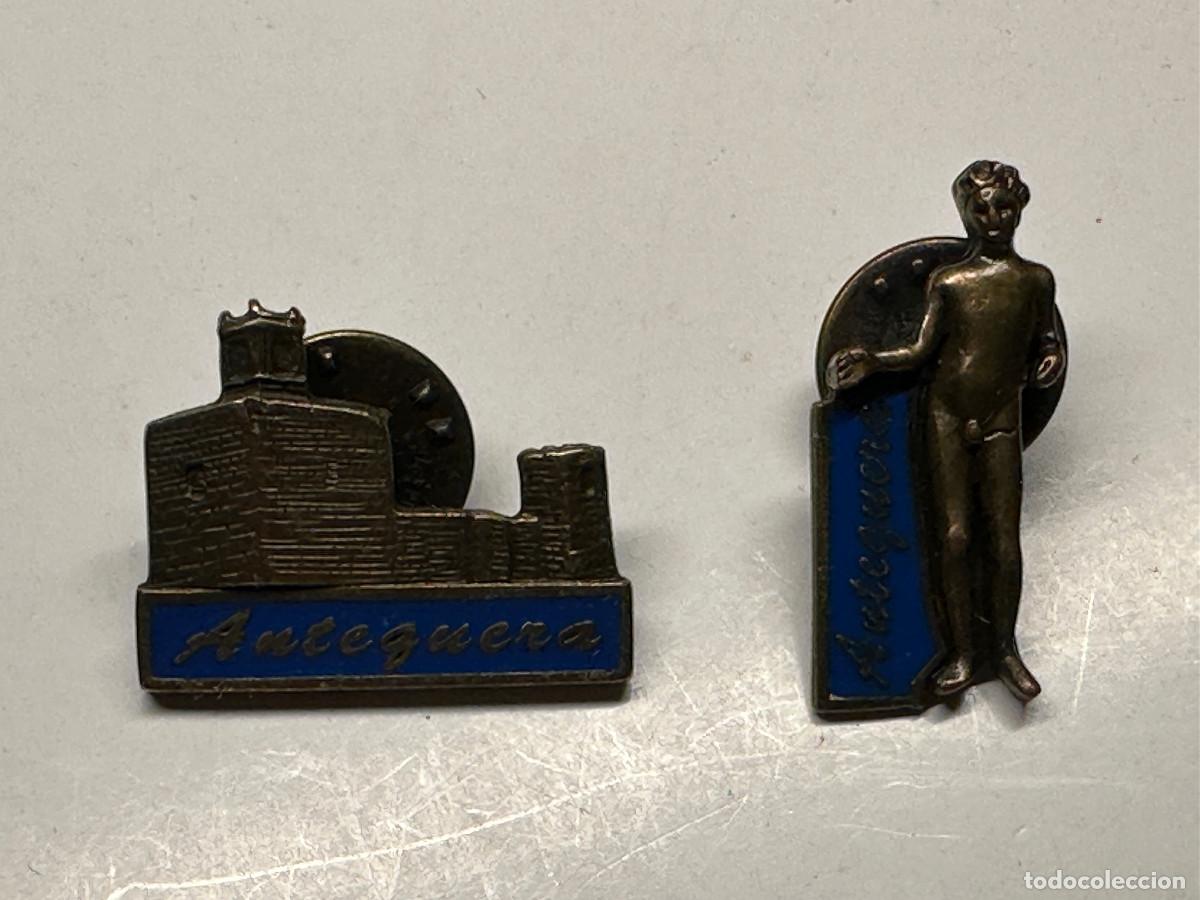 Pins de colecci&oacute;n: 2 PINS DE LOS MONUMENTOS DE ANTEQUERA - Foto 1