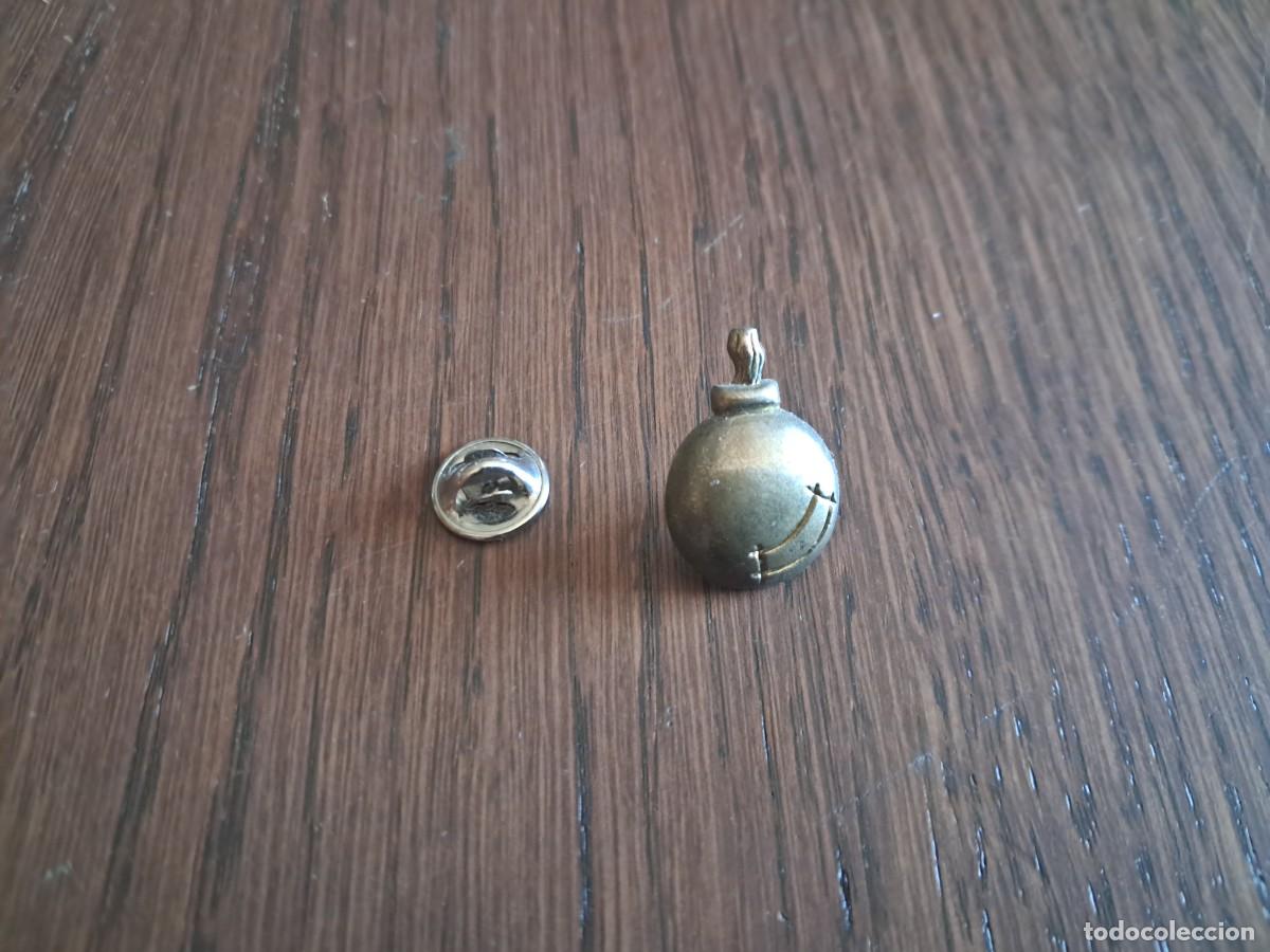 Pins de colecci&oacute;n: pin de metal, en forma de bomba. - Foto 1