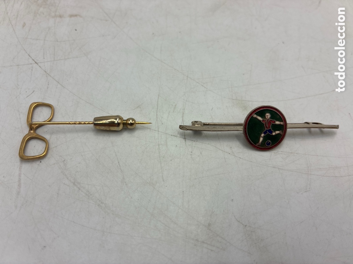 Pins de colecci&oacute;n: Dos pines o insignias. F&uacute;tbol y Gafas.