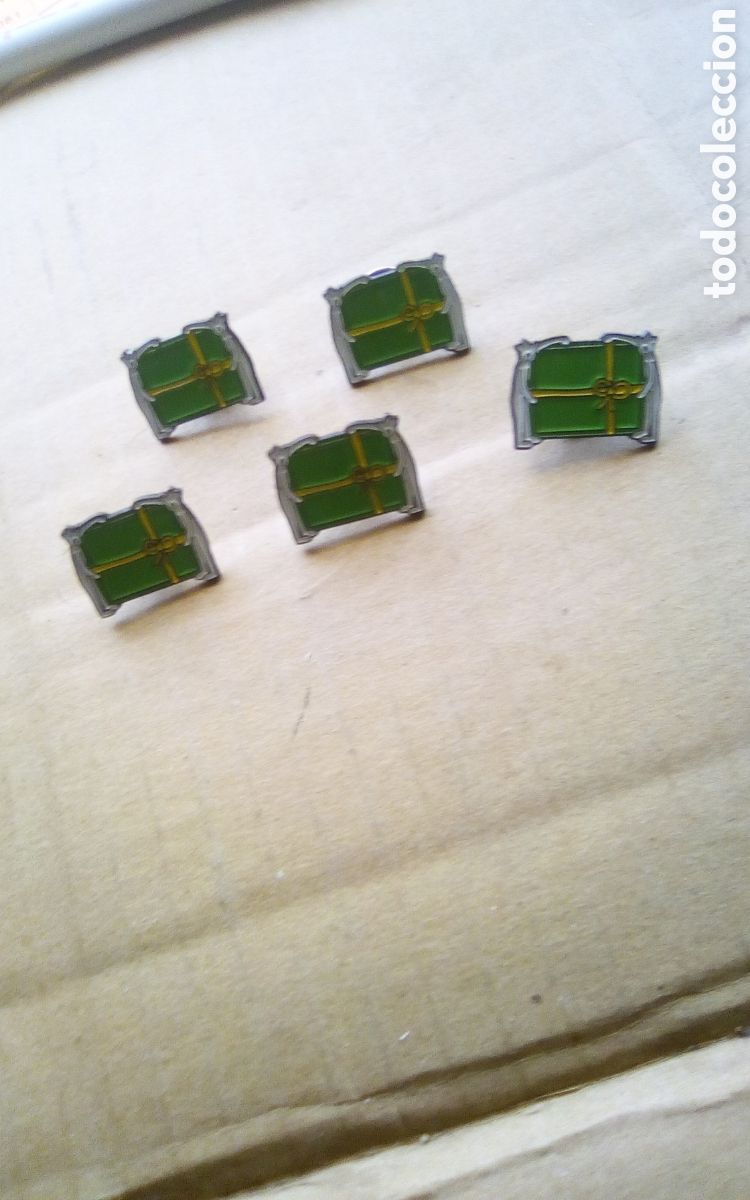 Pins de colecci&oacute;n: Pin caja regalo verde con dos figuras, creo Movistar, a identificar. Se env&iacute;a solo uno.