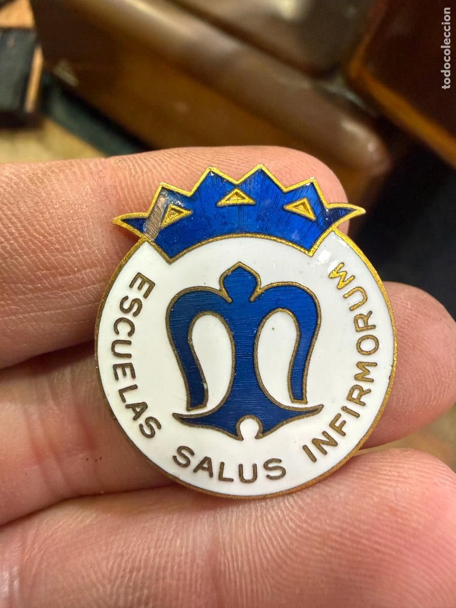 Pins de colecci&oacute;n: INSIGNIA ALFILER DE METAL Y ESMALTADO DE ESCUELAS SALUS INFORMORUM - MEDIDA 3 CM