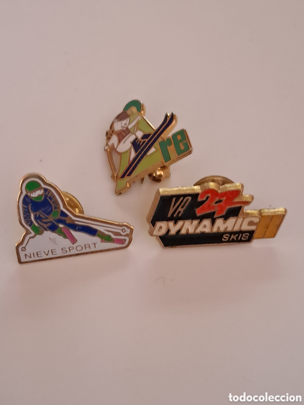 Pins de colecci&oacute;n: 2 pins y una insignia Esqu&iacute;