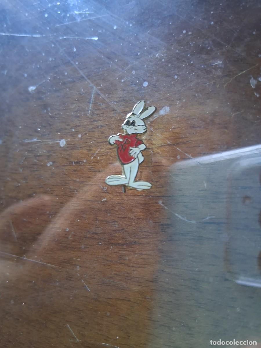 Pins de colecci&oacute;n: Insignia pins broche o emblema NUEVAS PA&Ntilde;ERIAS INSIGNIA ALFILER PUBLICIDAD CONEJO P N PN