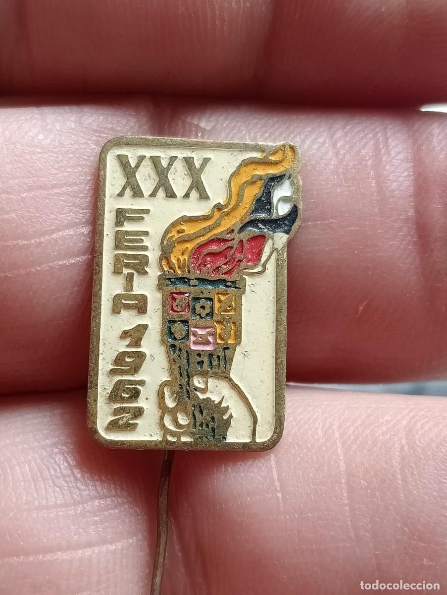 Pins de colecci&oacute;n: INSIGNIA XXX FERIA INTERNACIONAL DE MUESTRAS 1962 BARCELONA PINS ALFILER