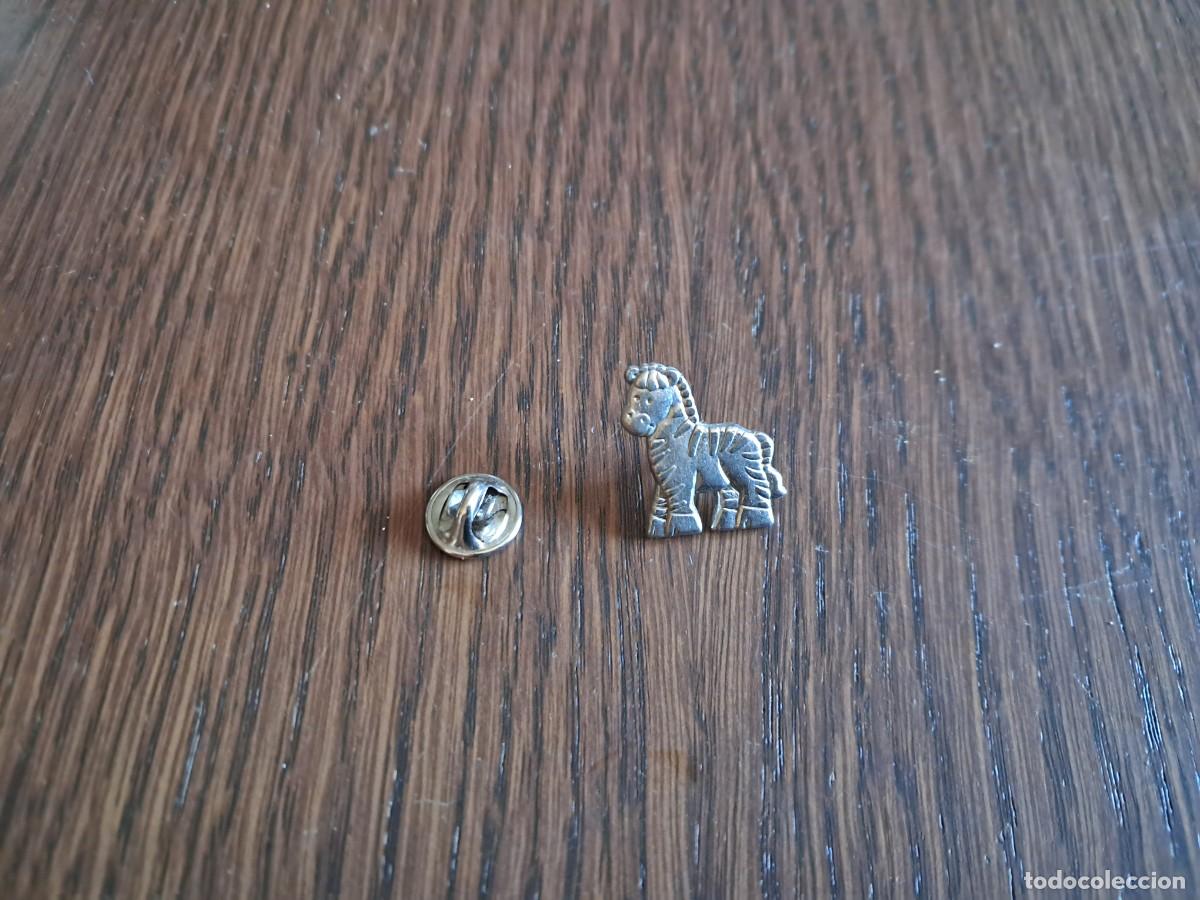 Pins de colecci&oacute;n: pin de metal, caballo juguete.