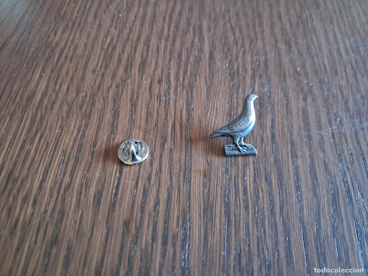 Pins de colecci&oacute;n: pin de metal, aves, paloma.