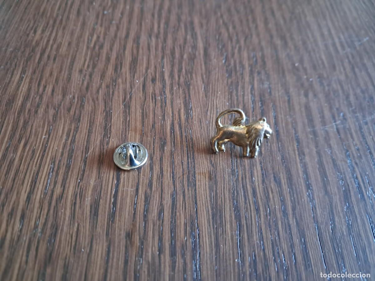 Pins de colecci&oacute;n: pin de metal, animales, le&oacute;n.