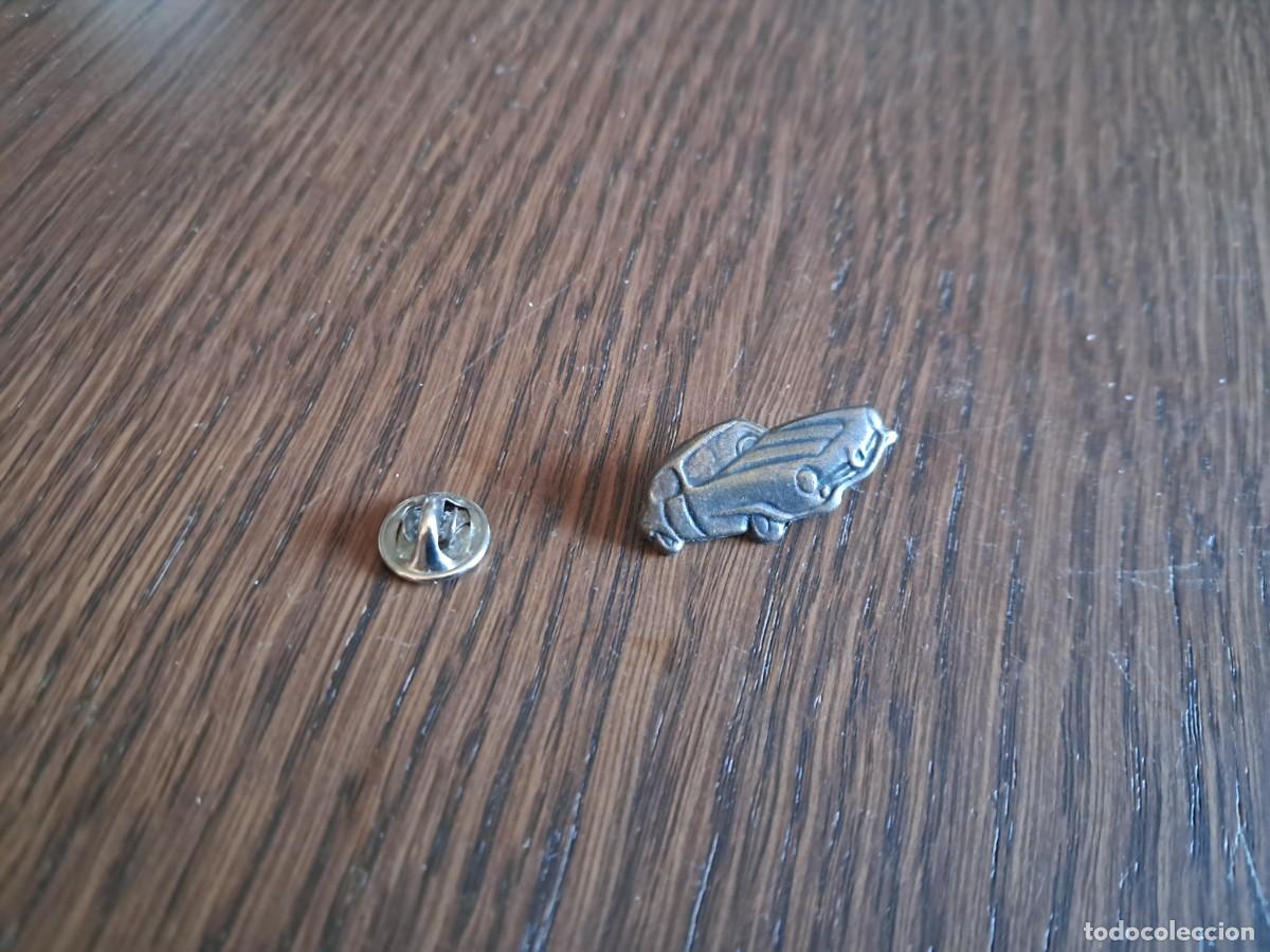 Pins de colecci&oacute;n: pin de metal, coche deportivo antiguo.