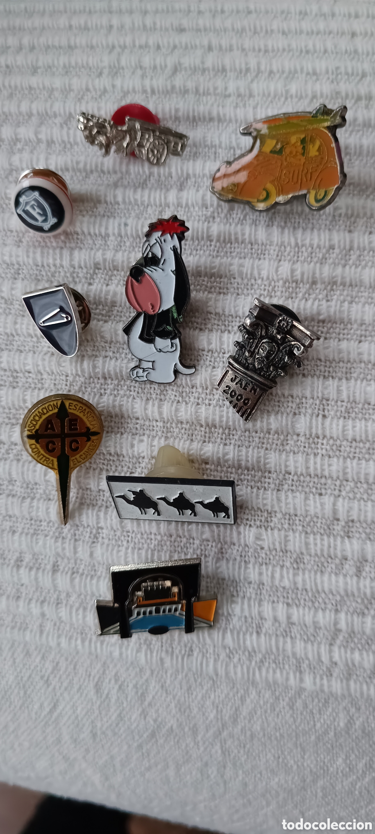 Pins de colecci&oacute;n: Lote de nueve pins variados