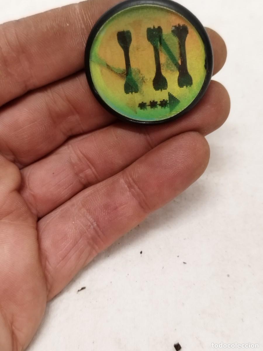 Pins de colecci&oacute;n: Antigua chapa hologr&aacute;fica con las palabras IN y OUT = dentro y fuera. Con falta.