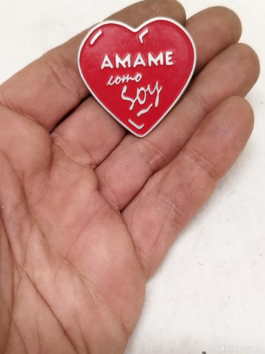Pins de colecci&oacute;n: Antigua chapa de metal en forma de coraz&oacute;n de color rojo, con la frase. Amame como soy.