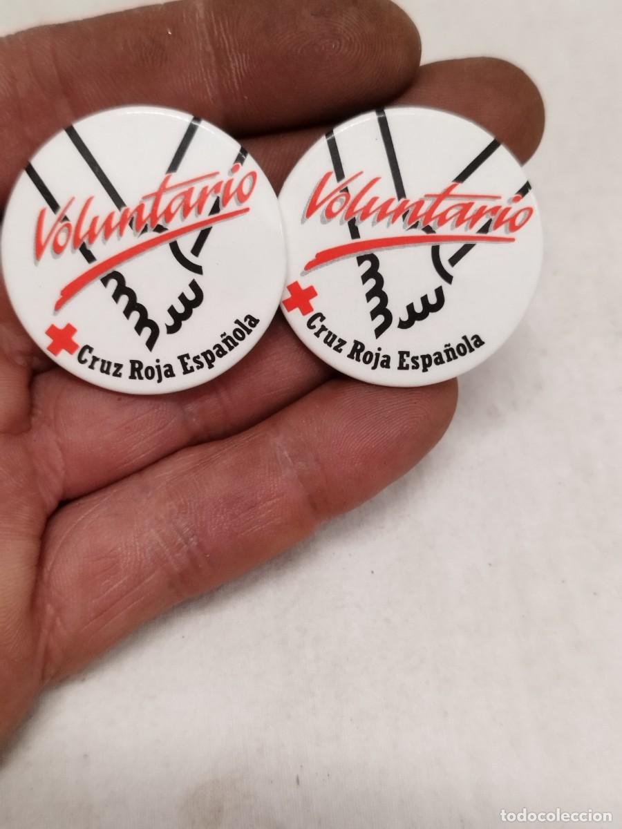 Pins de colecci&oacute;n: Dos chapas publicidad voluntarios Cruz roja.