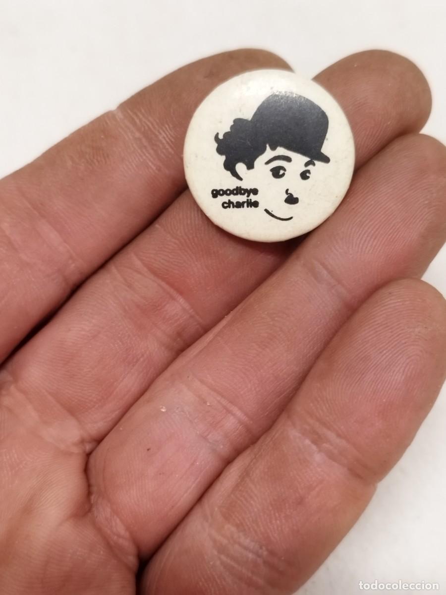 Pins de colecci&oacute;n: Antigua chapa conmemorativa Charlie Chaplin. Goodbye Charlie.
