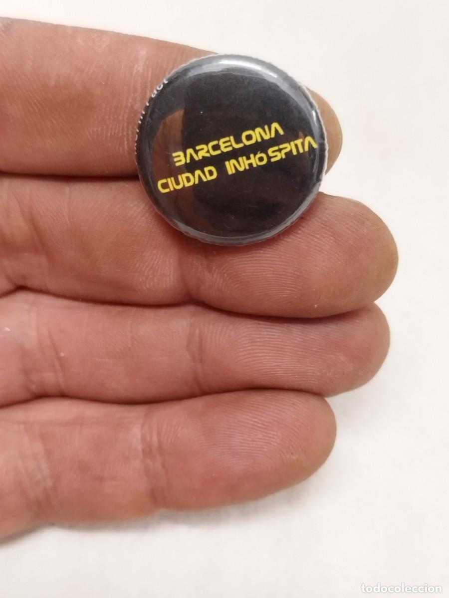 Pins de colecci&oacute;n: Chapa BARCELONA CIUDAD INH&Oacute;SPITA&rdquo; en color amarillo sobre un fondo negro. Turismo.