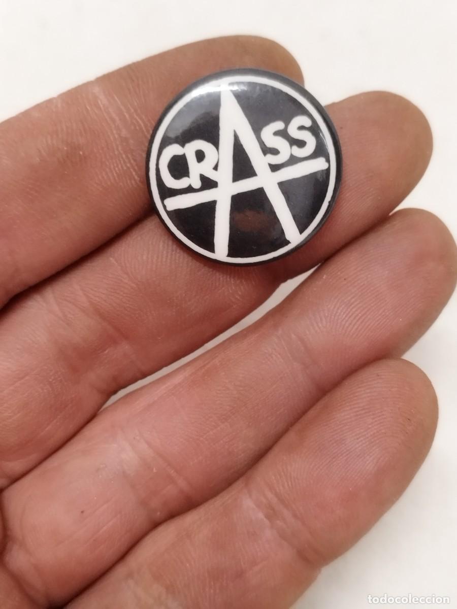 Pins de colecci&oacute;n: Chapa de la banda brit&aacute;nica de punk rock Crass, que presenta su logotipo ic&oacute;nico de anarqu&iacute;a y paz.