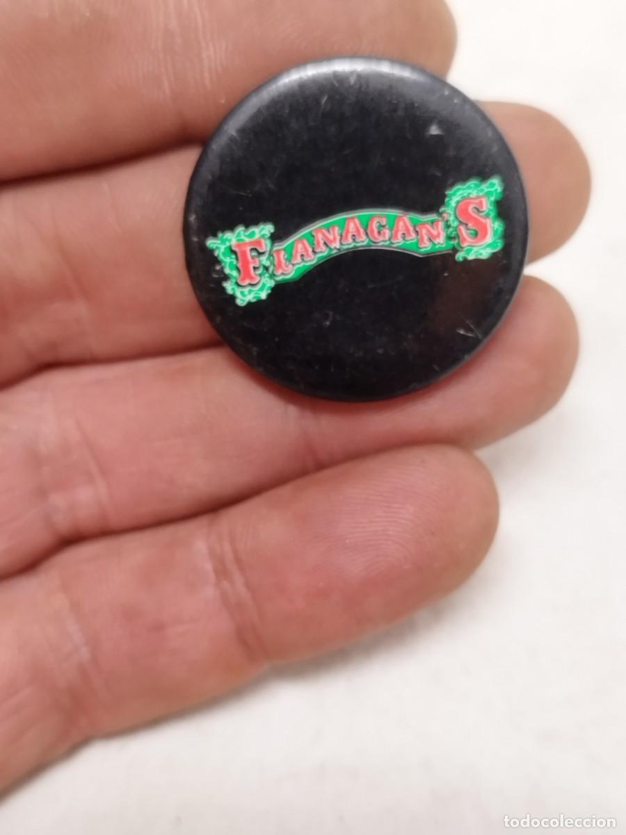 Pins de colecci&oacute;n: Chapa logotipo de Flanigan's, una conocida cadena de restaurantes y bares deportivos Estados unidos.