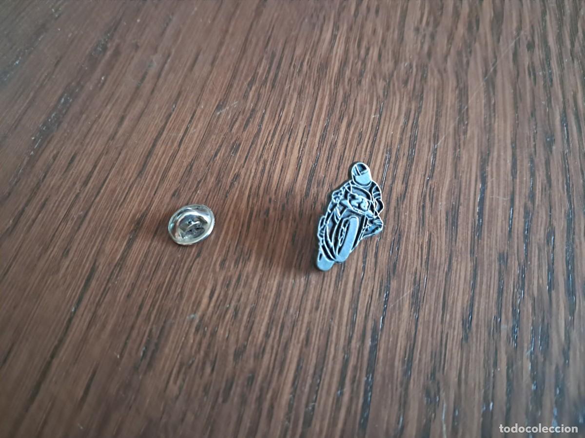 Pins de colecci&oacute;n: pin de metal, moto de carreras.