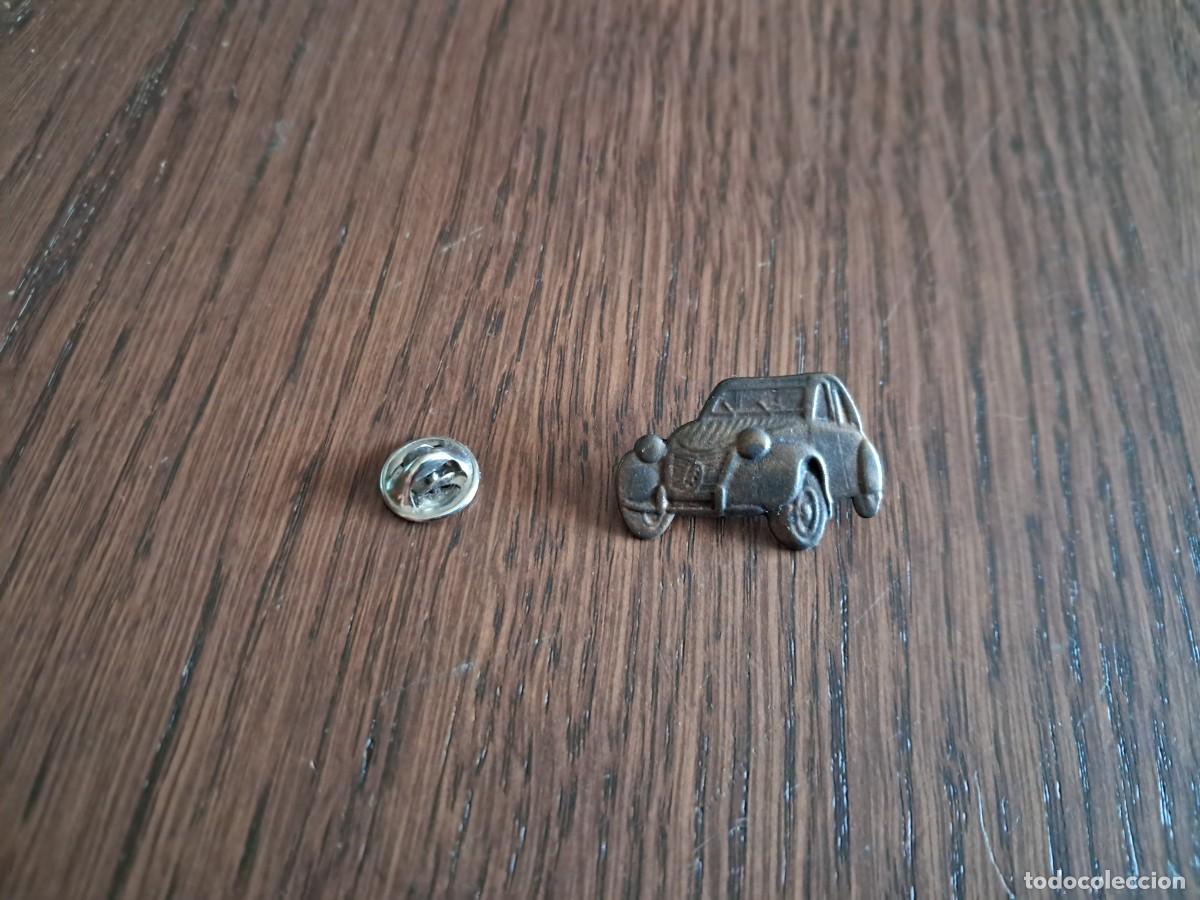 Sammlung von Pins: pin de metal, coche antiguo, citroen 2 caballos.