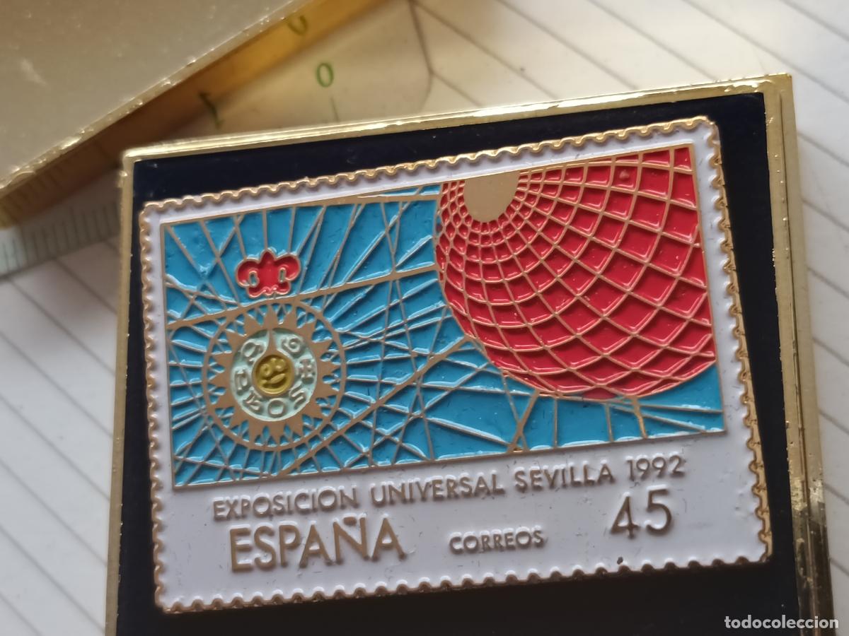 Pins de colecci&oacute;n: Pin Expo 92 con forma sello de Correos. Servicio Filat&eacute;lico de Correos en su caja original