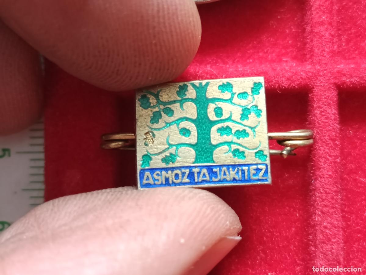 Pins de colecci&oacute;n: ASMOZ TA JAKITEZ CON DETERMINACION Y CONOCIMIENTO INSIGNIA ALFILER, SOCIEDAD DE ESTUDIOS VASCOS