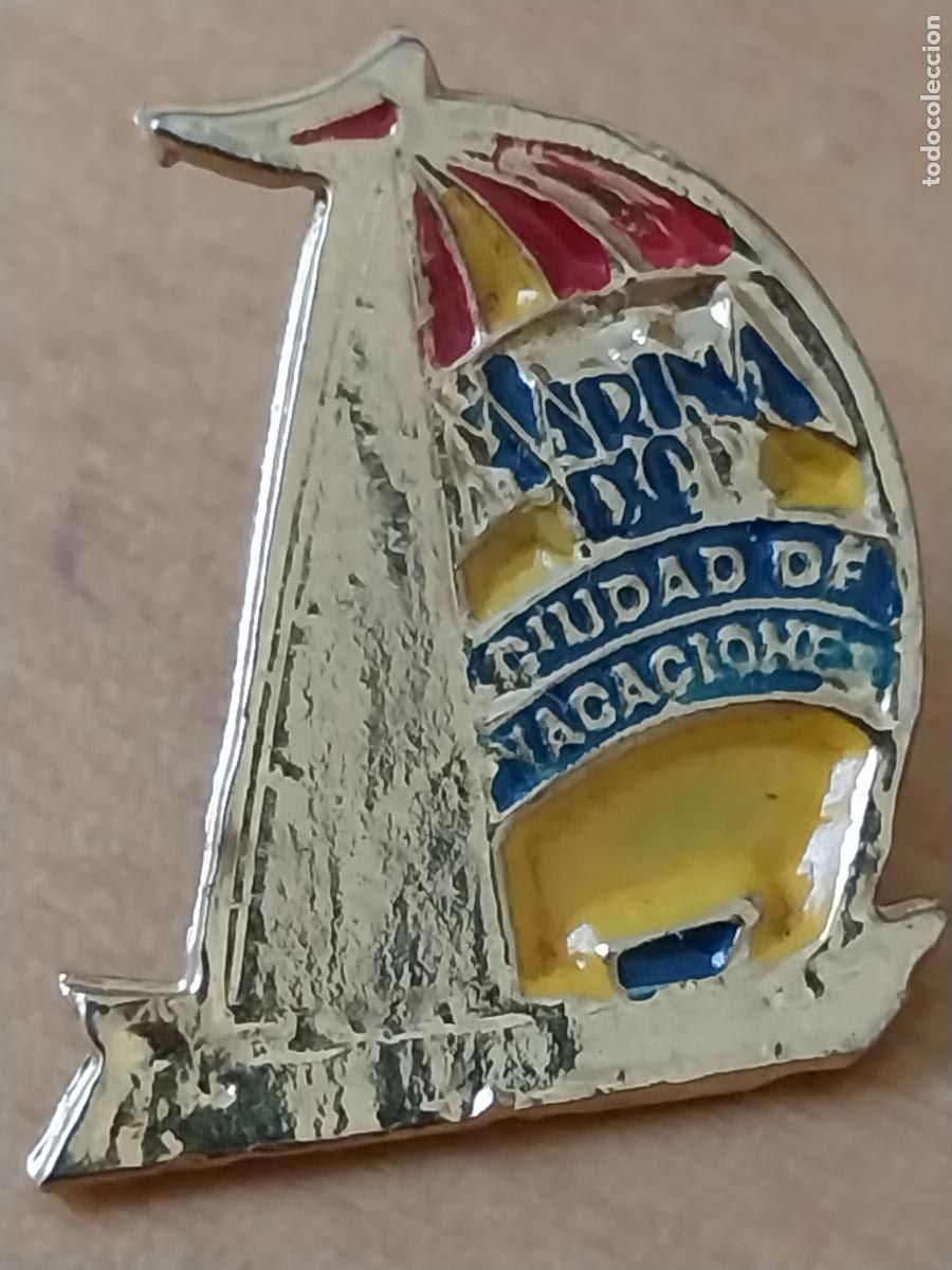 Pins de colecci&oacute;n: MARINA D&acute;OR CIUDAD DE VACACIONES PIN PINCHO METAL DORADO 2.43CMS ALTO