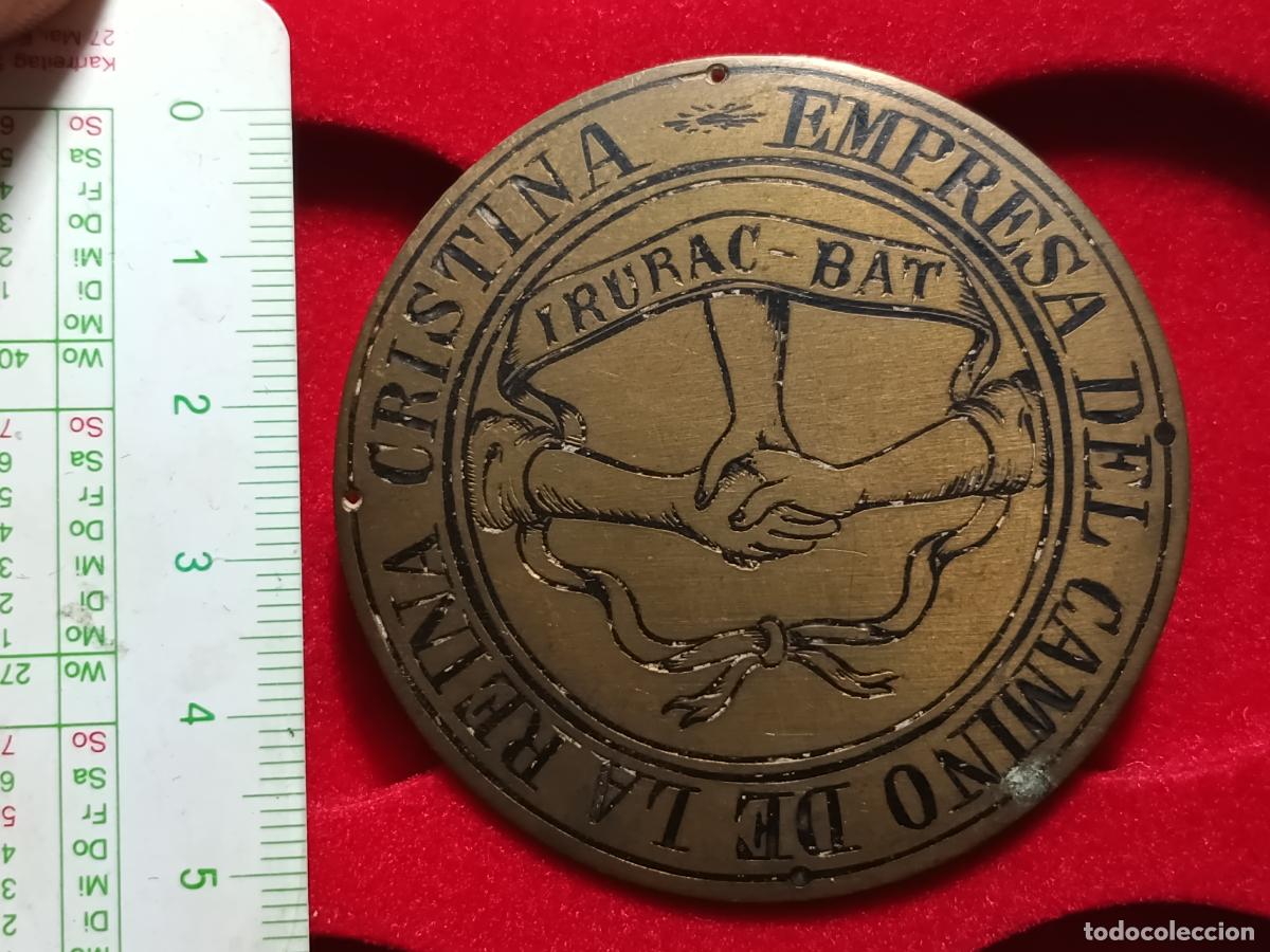 Pins de colecci&oacute;n: Pa&iacute;s Vasco. Sociedad bascongada. Irurac bat. Chapa antigua. Caminos de Hierro. Ferrocarril