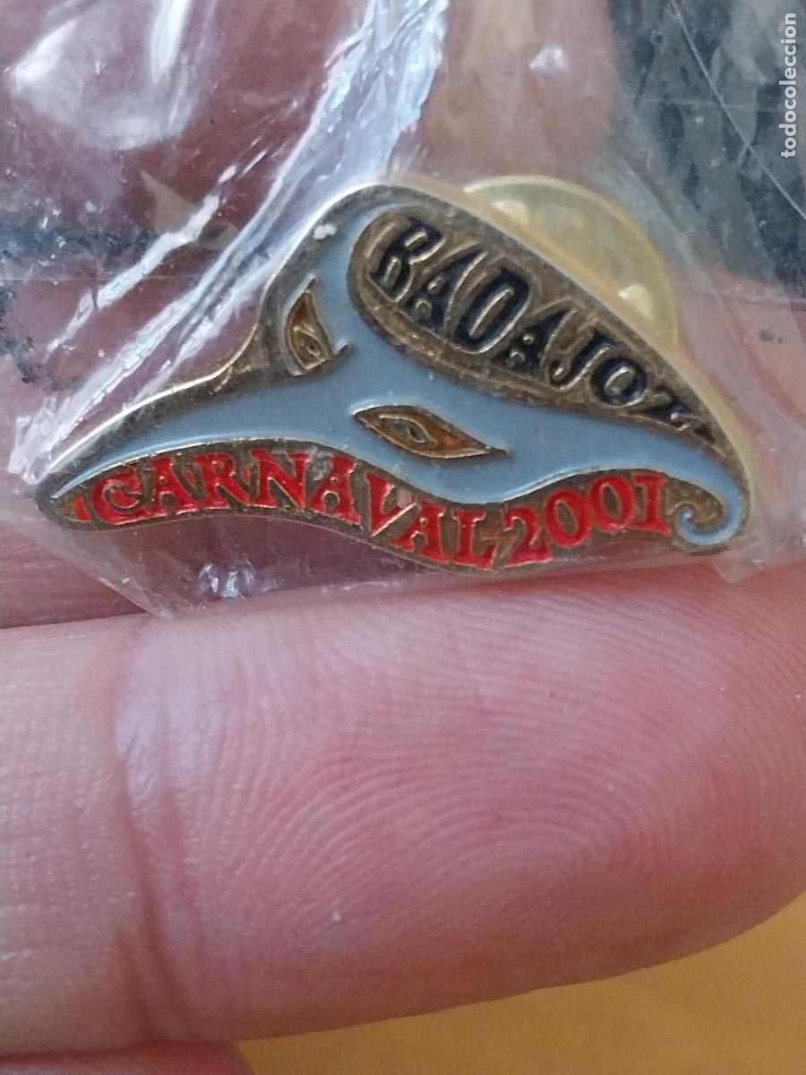 Pins de colecci&oacute;n: BADAJOZ CARNAVAL 2001 PIN PINCHO METAL DORADO 2.79CMS LARGO ORIGINAL