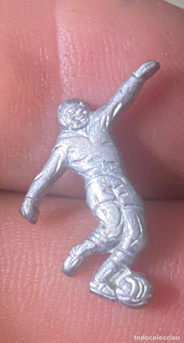 Pins de colecci&oacute;n: Pin met&aacute;lico. Futbolista con bal&oacute;n. A&ntilde;os 90. Buen estado.