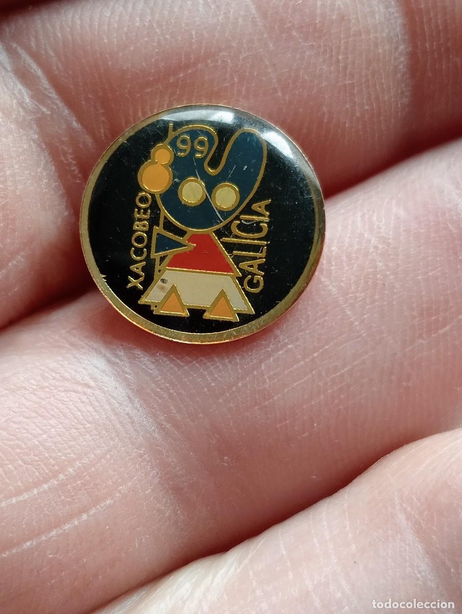 Pins de colecci&oacute;n: PINS XACOBEO 99 GALICIA MASCOTA PEREGRIN CAMINO DE EUROPA SL EN PARTE TRASERA CAMINO SANTIAGO