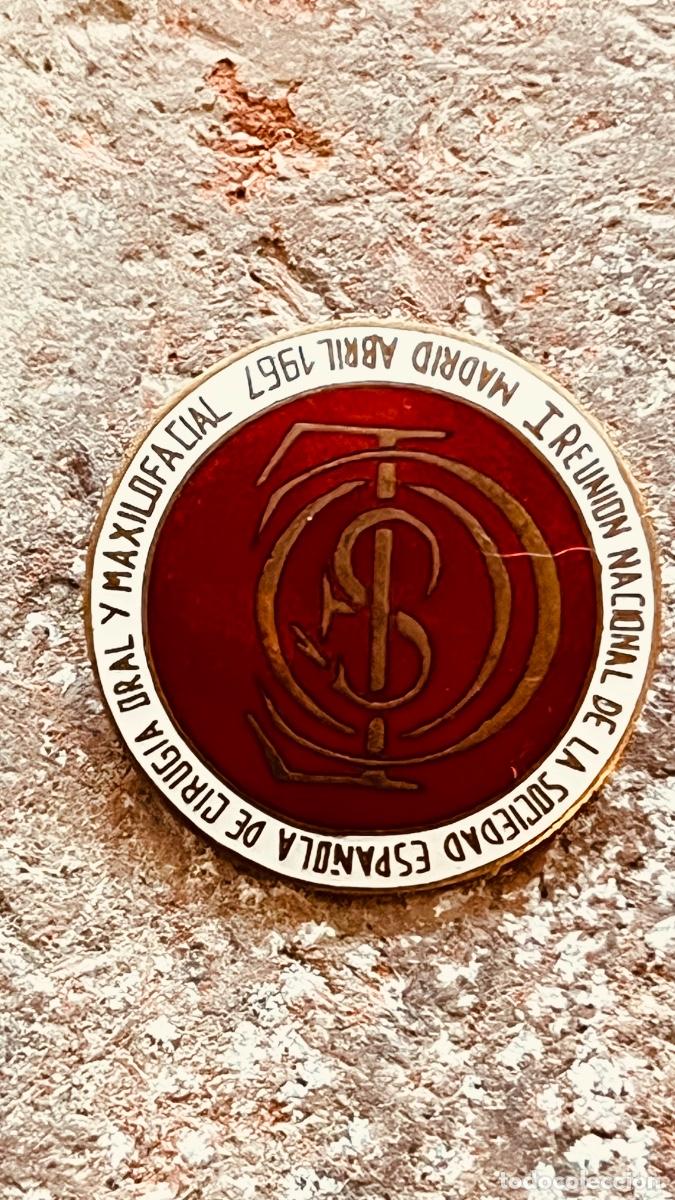 Pins de colecci&oacute;n: Pin broche I reunion nacional sdad espa&ntilde;ola cirug&iacute;a oral maxilofacial Madrid 1967 3cm
