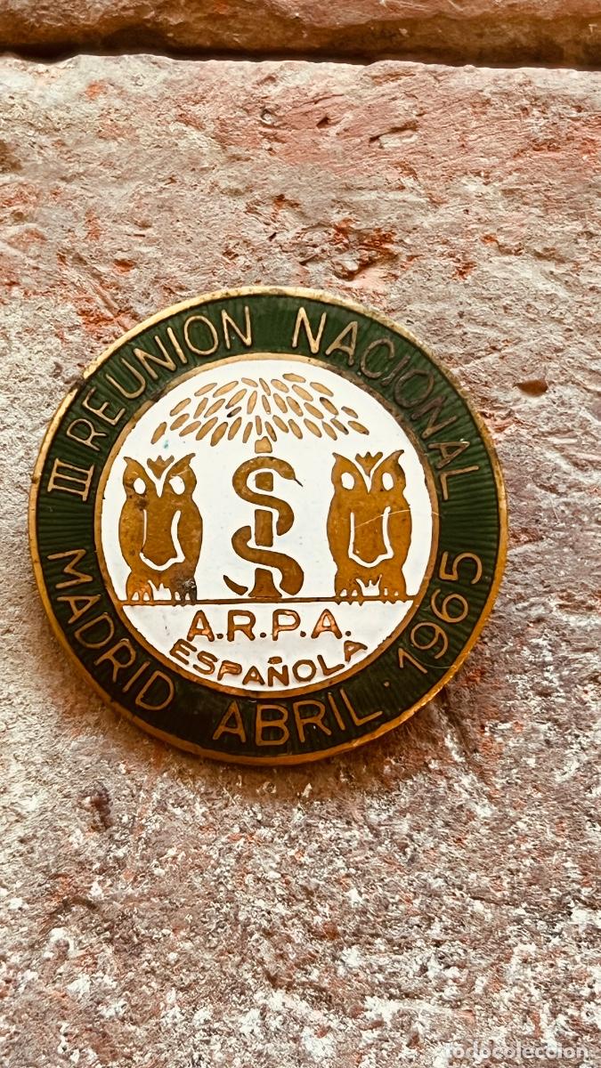 Pins de colecci&oacute;n: Pin broche III REUNI&Oacute;N nacional Asoc para recuperaci&oacute;n profesi&oacute;n farmac&eacute;utica Madrid 1965 3cm
