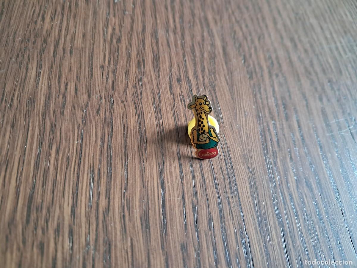 Pins de colecci&oacute;n: pin de publicidad, cu&eacute;tara.