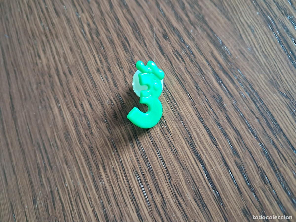 Pins de colecci&oacute;n: pin de pl&aacute;stico, n&uacute;mero 3.