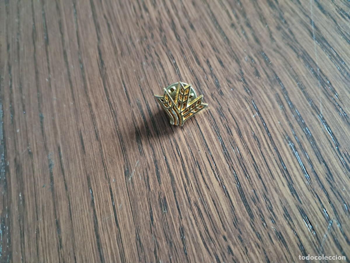 Pins de colecci&oacute;n: pin de publicidad, caja rural.