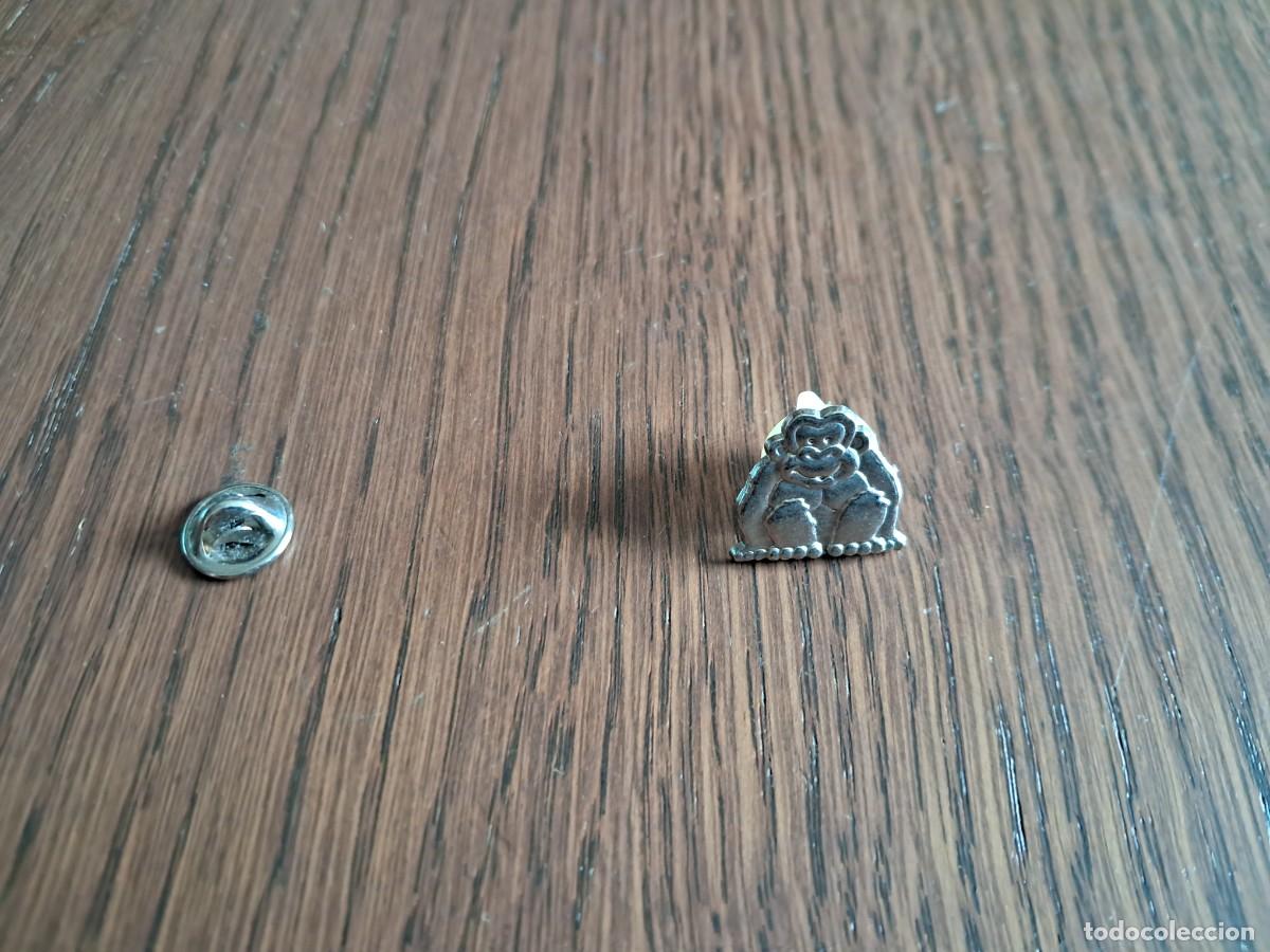 Pins de colecci&oacute;n: pin de metal, animales, gorila sentado.