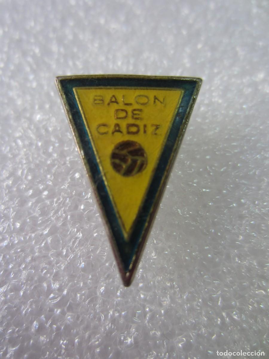 Pins de colecci&oacute;n: Pin de Solapa Deportivo Futbol Balon de Cadiz