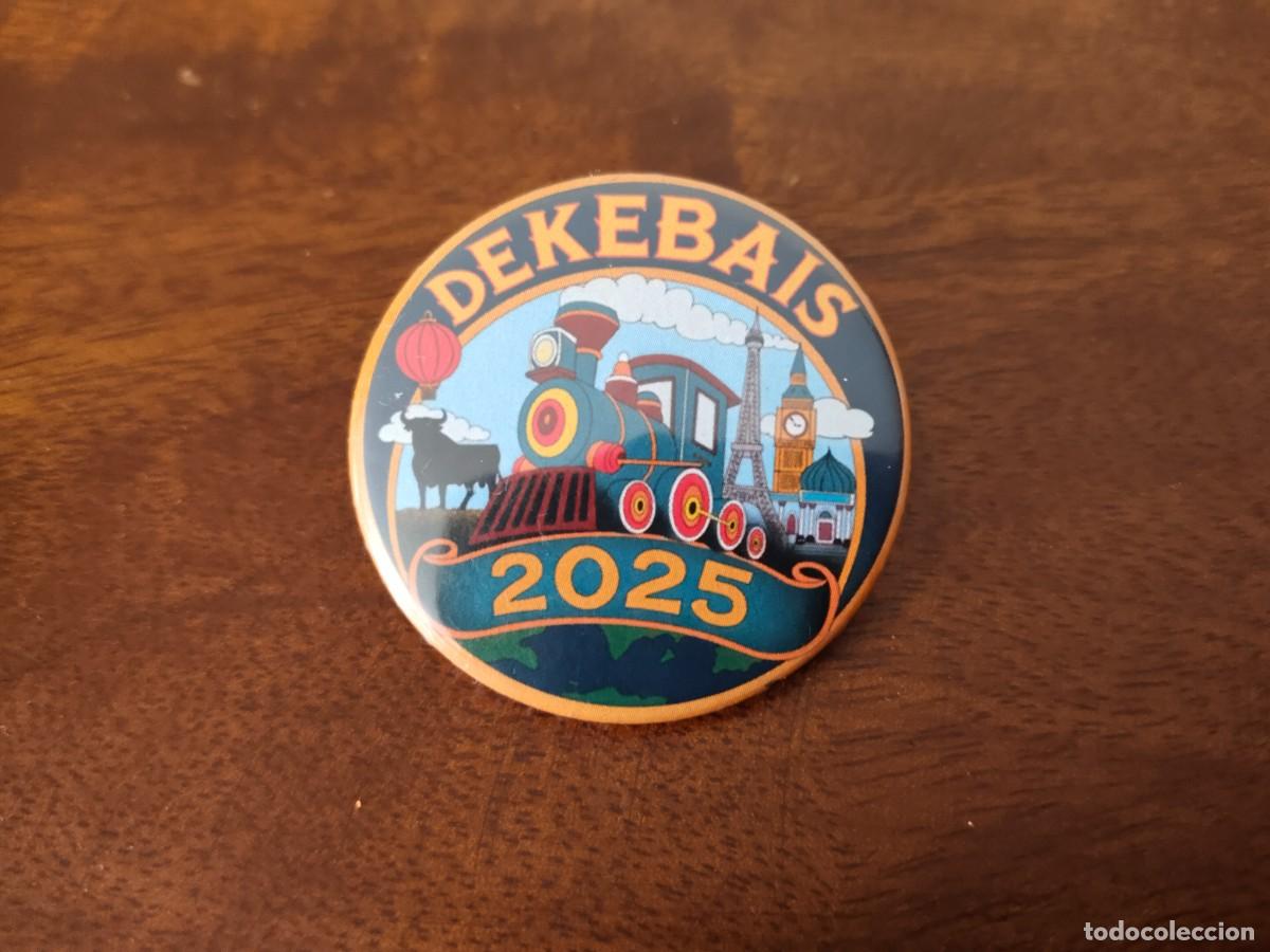 Pins de colecci&oacute;n: Chapa de Dekebais. Carnaval de Badajoz 2025.