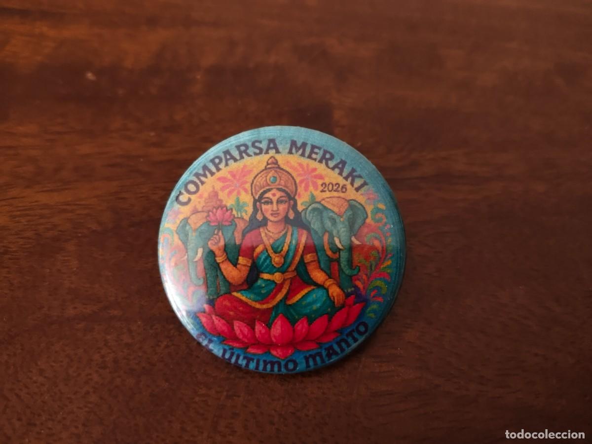 Pins de colecci&oacute;n: Chapa Comparsa Meraki, el &uacute;ltimo Manto. Carnaval de Badajoz 2026.