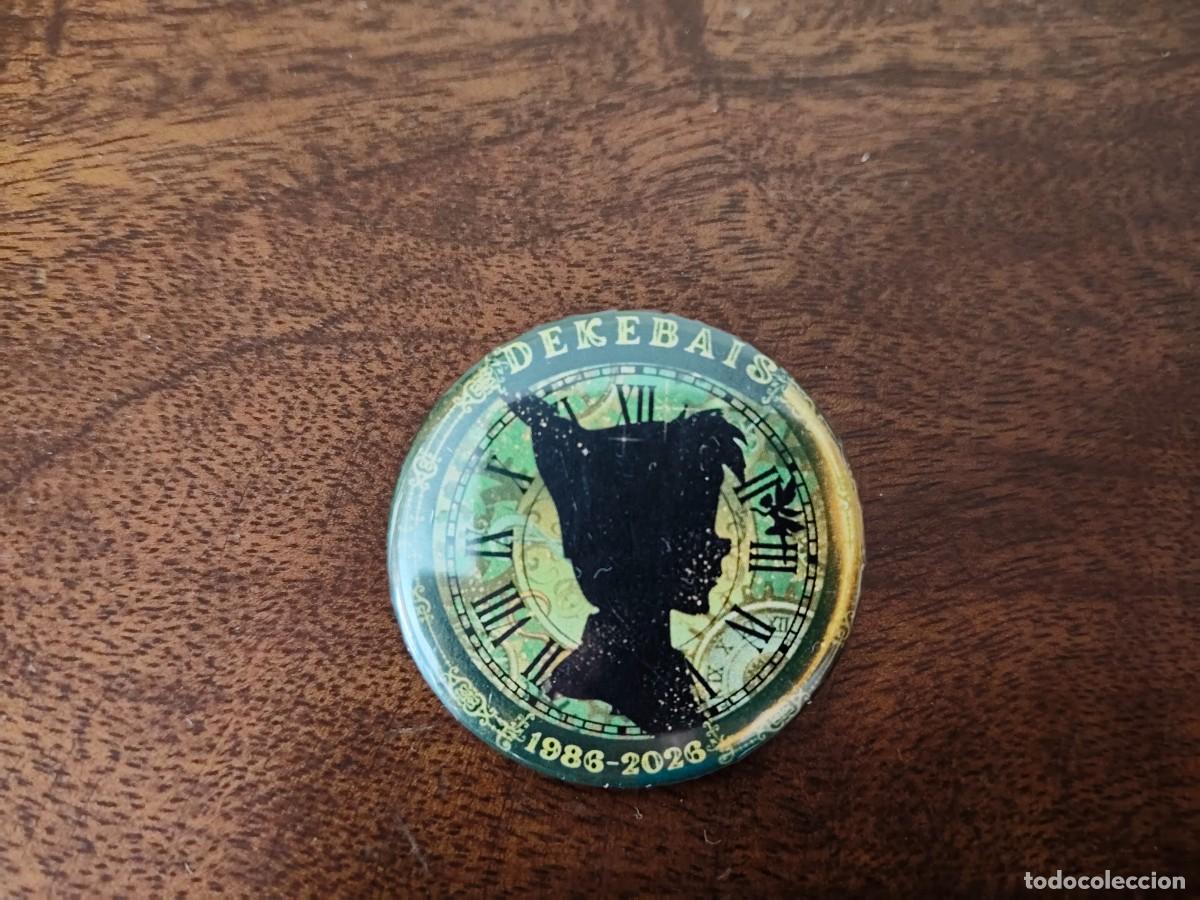 Pins de colecci&oacute;n: Chapa Comparsa Dekebais 1986/2026. Carnaval de Badajoz 2026.