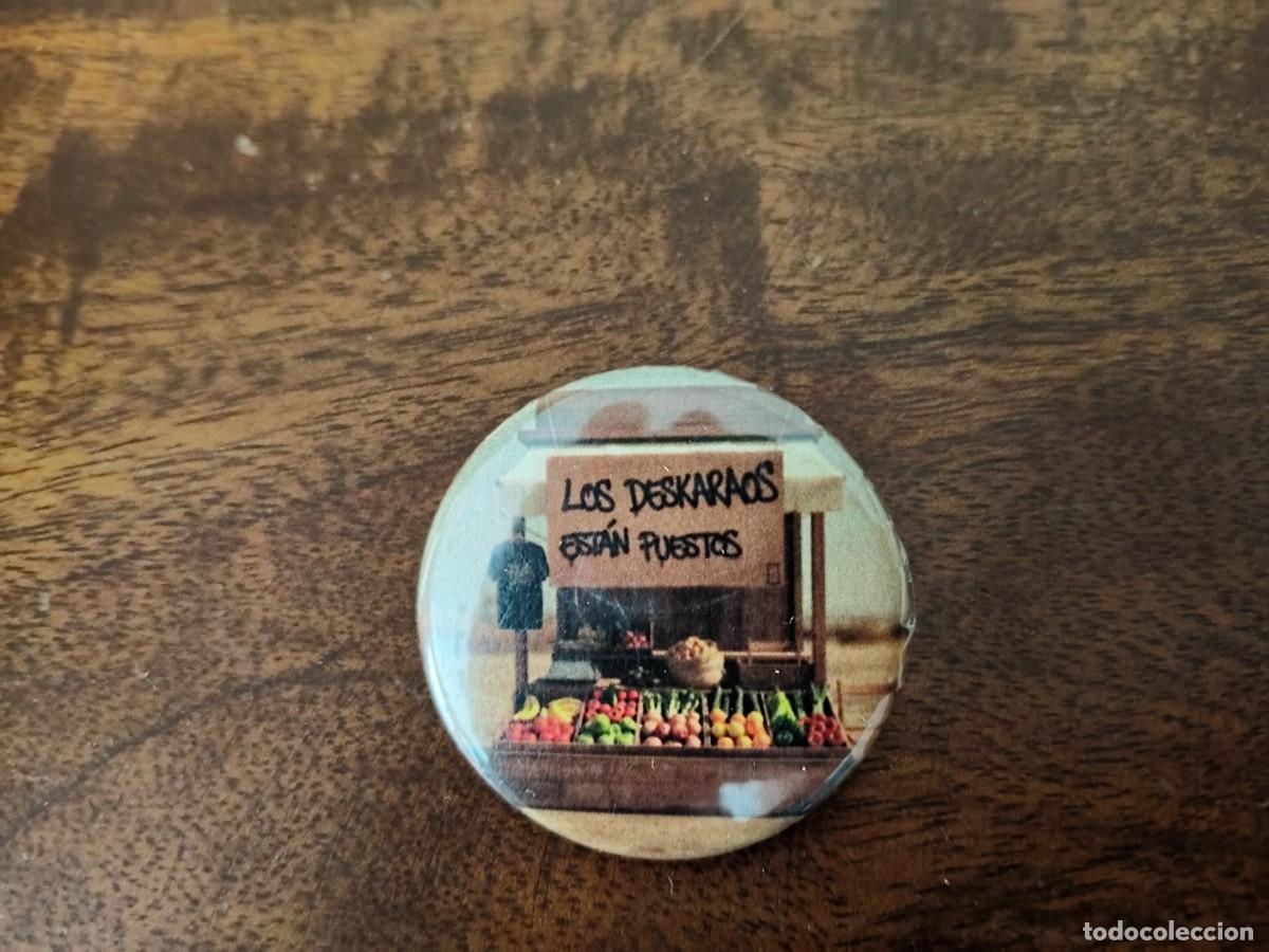 Pins de colecci&oacute;n: Chapa Los Deskaraos est&aacute;n puestos.