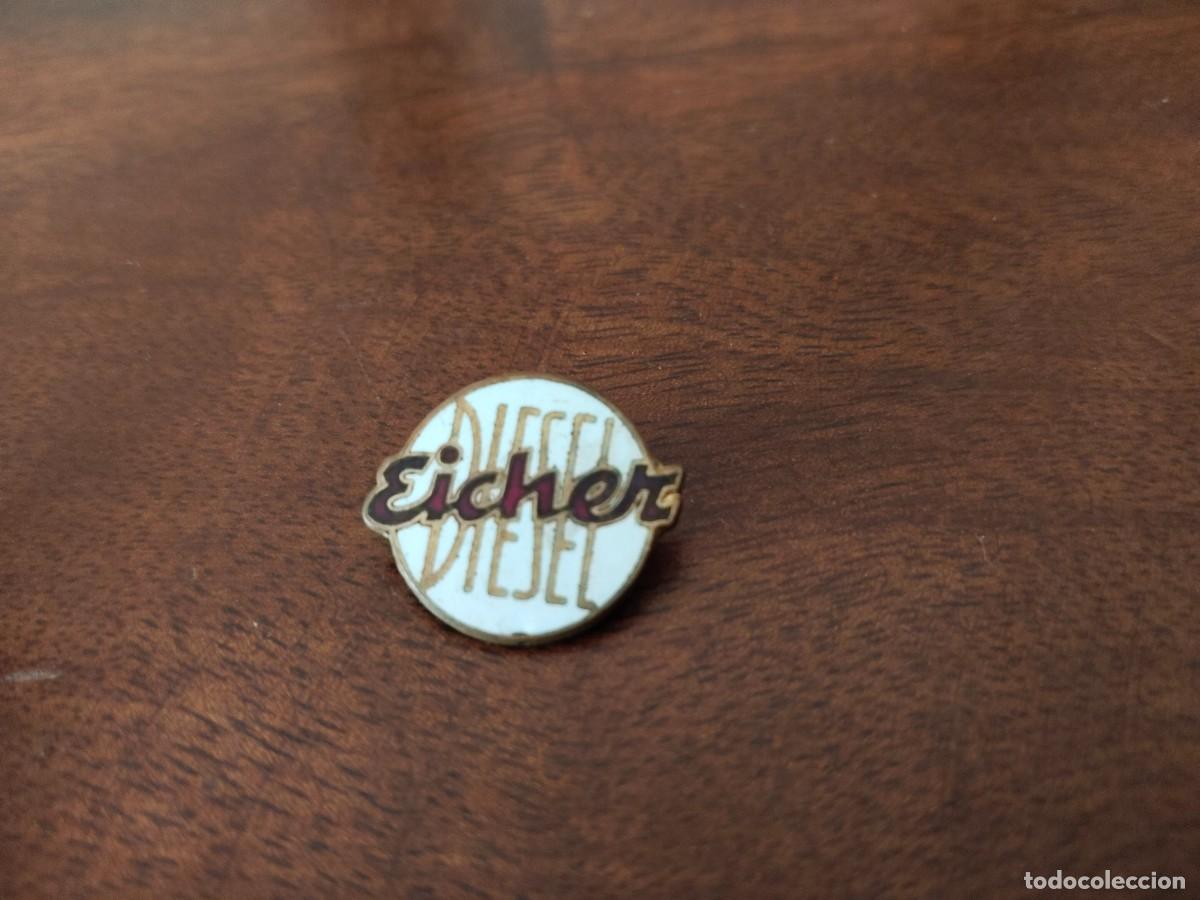 Pins de colecci&oacute;n: Antigua insignia de Eiches Diesel. Tractores.