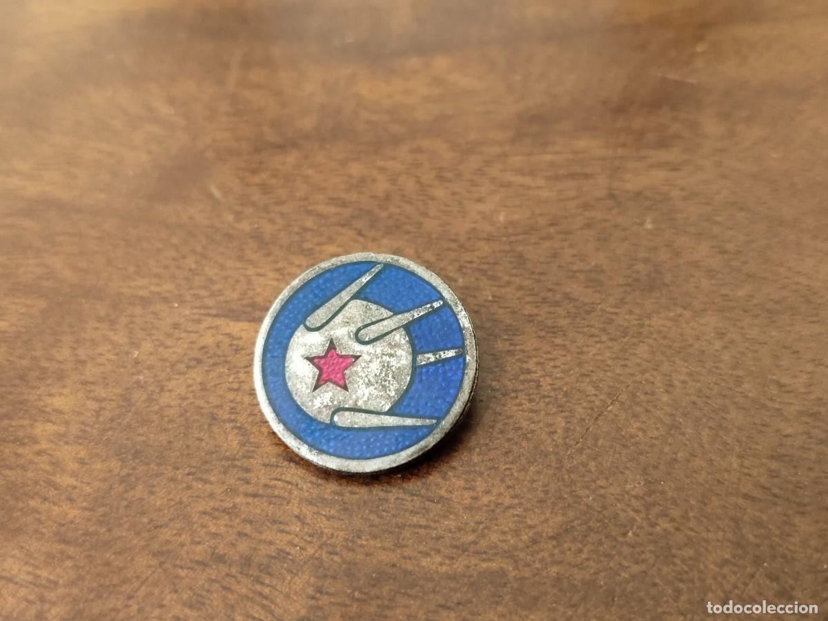 Pins de colecci&oacute;n: Antigua insignia esmaltada del Sputnik 1 ruso.